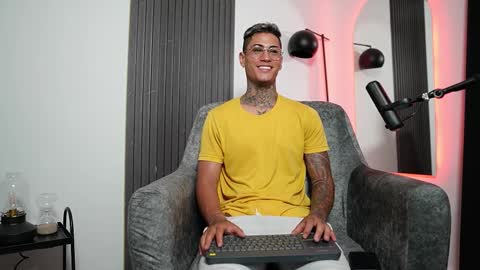 Agustin online show from February 2025 12:57:01 AM