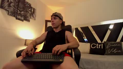 axelmartinezz online show from June 2026 10:25:01 PM