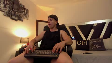 axelmartinezz online show from June 2026 09:51:02 PM