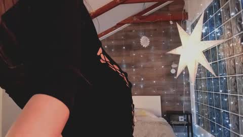 azaliaswallows online show from February 2025 05:07:01 PM