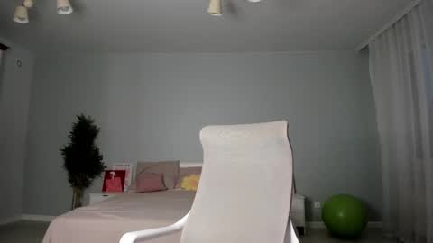 Monica online show from November 2025 01:04:01 AM