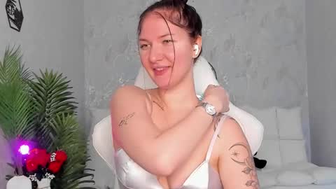 Sophia online show from October 2025 05:06:02 AM