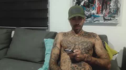 Snapshot of badcouple_ chatting on September 2025 03:28:01 AM BadCouple online show from September 2025 03:28:01 AM