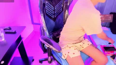 Snapshot of barbie_boy_ chatting on April 2026 07:28:02 AM I work from home this is my room 3 online show from April 2026 07:28:02 AM