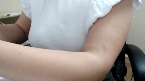 Snapshot of beauty_annyta chatting on April 2026 09:40:01 AM beauty_annyta online show from April 2026 09:40:01 AM