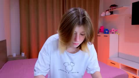 Snapshot of bella_amoury chatting on November 2025 09:42:02 PM Bella online show from November 2025 09:42:02 PM