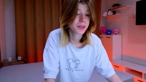 Snapshot of bella_amoury chatting on November 2025 02:54:01 PM Bella online show from November 2025 02:54:01 PM