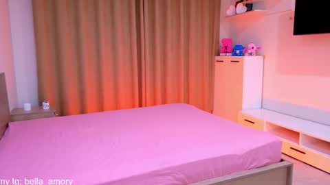 Snapshot of bella_amoury chatting on November 2025 08:18:01 PM Bella online show from November 2025 08:18:01 PM