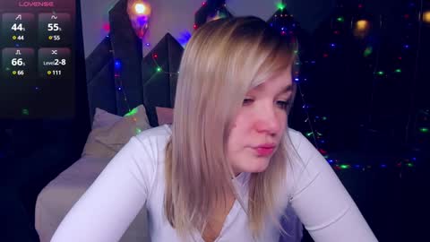 Snapshot of bella_cosmos chatting on January 2025 05:29:02 AM Bella online show from January 2025 05:29:02 AM