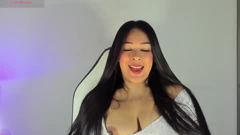 Snapshot of bella_hadid1_ chatting on December 2024 01:06:01 PM Laura online show from December 2024 01:06:01 PM