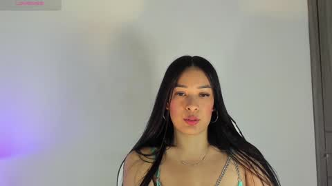 Snapshot of bella_hadid1_ chatting on December 2024 09:47:02 AM Laura online show from December 2024 09:47:02 AM