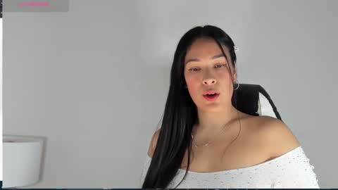 Snapshot of bella_hadid1_ chatting on March 2025 09:01:01 PM Laura online show from March 2025 09:01:01 PM