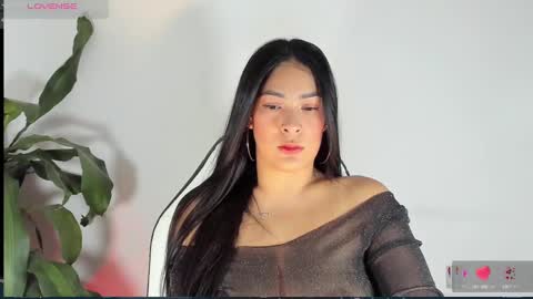 Snapshot of bella_hadid1_ chatting on March 2025 03:44:01 AM Laura online show from March 2025 03:44:01 AM