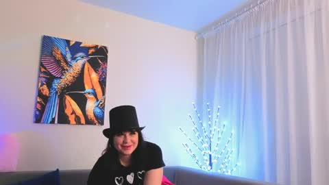 Snapshot of bella_hillss chatting on April 2026 08:15:01 PM Bella online show from April 2026 08:15:01 PM