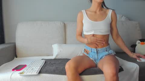 Snapshot of bella_hot77 chatting on January 2025 08:18:02 AM Anna online show from January 2025 08:18:02 AM