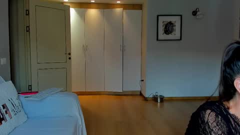 Snapshot of bella_hot77 chatting on September 2025 09:09:02 AM Anna online show from September 2025 09:09:02 AM