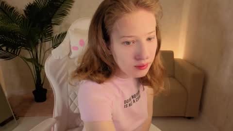 Snapshot of bella_keyt chatting on November 2025 09:19:02 AM Bella online show from November 2025 09:19:02 AM