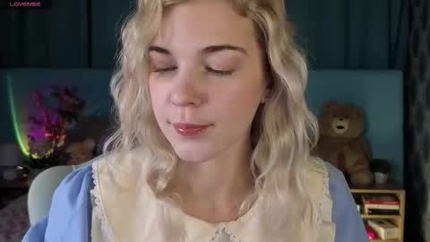 Snapshot of bella_stewartt chatting on November 2025 12:42:02 AM Bella online show from November 2025 12:42:02 AM