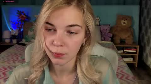 Snapshot of bella_stewartt chatting on November 2025 12:49:02 AM Bella online show from November 2025 12:49:02 AM