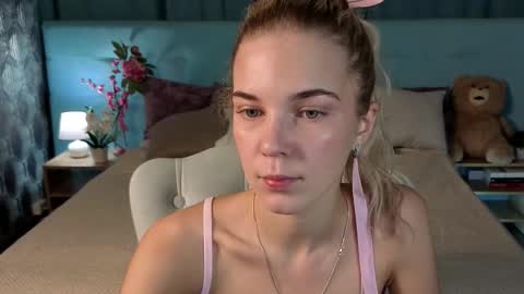 Snapshot of bella_stewartt chatting on November 2025 01:04:02 AM Bella online show from November 2025 01:04:02 AM