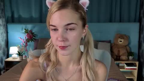 Snapshot of bella_stewartt chatting on December 2025 11:10:01 PM Bella online show from December 2025 11:10:01 PM