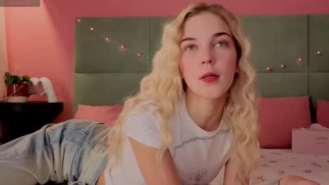 Snapshot of bella_stewarttt chatting on May 2026 01:11:02 AM Bella NEW ROOM online show from May 2026 01:11:02 AM