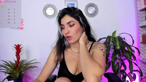 Snapshot of bella_thorne3 chatting on January 2025 02:49:02 AM Bella online show from January 2025 02:49:02 AM