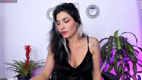 Snapshot of bella_thorne3 chatting on February 2025 09:40:01 PM Bella online show from February 2025 09:40:01 PM