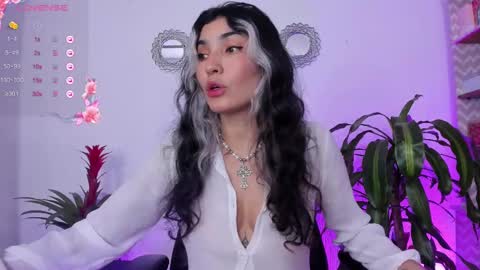 Snapshot of bella_thorne3 chatting on February 2025 10:21:02 PM Bella online show from February 2025 10:21:02 PM