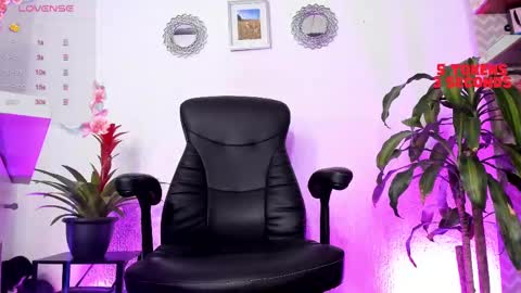 Snapshot of bella_thorne3 chatting on February 2025 11:51:02 PM Bella online show from February 2025 11:51:02 PM