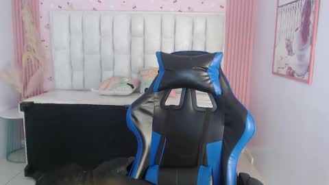 Snapshot of bella_vibes_s chatting on September 2025 08:24:02 PM Bella online show from September 2025 08:24:02 PM