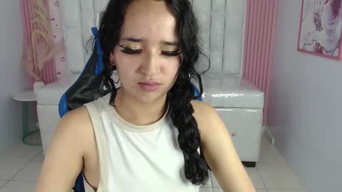 Snapshot of bella_vibes_s chatting on October 2025 08:59:01 PM Bella online show from October 2025 08:59:01 PM