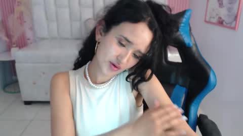 Snapshot of bella_vibes_s chatting on October 2025 10:42:02 PM Bella online show from October 2025 10:42:02 PM