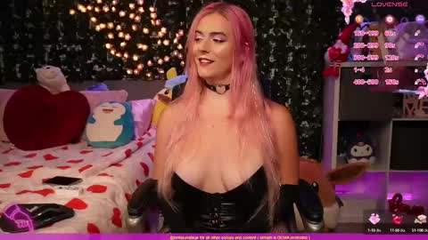 Snapshot of bellabearts chatting on March 2025 06:39:02 PM Bellalunabear trans JadePlant Cis online show from March 2025 06:39:02 PM