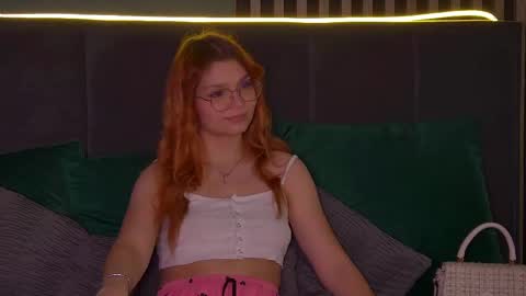 Snapshot of bellamarebelle chatting on September 2025 04:03:01 AM BellaMarebelle online show from September 2025 04:03:01 AM