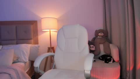 Snapshot of bellamia_ chatting on October 2025 11:58:02 PM Bella Mia online show from October 2025 11:58:02 PM