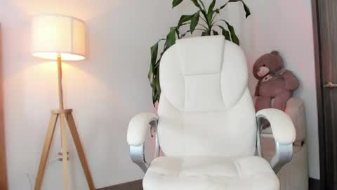 Snapshot of bellamia_ chatting on April 2026 01:41:02 PM Bella Mia online show from April 2026 01:41:02 PM