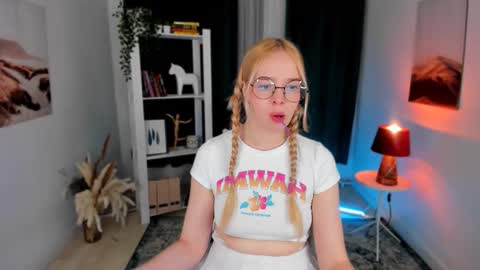 Bella online show from September 2025 09:48:01 PM