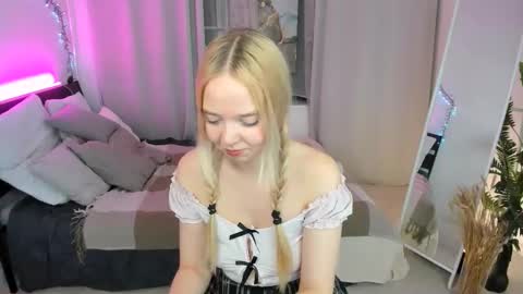 Bella online show from October 2025 10:11:01 PM