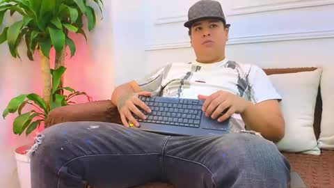 Snapshot of bennett_alejoo chatting on April 2026 07:05:01 PM bennett_alejoo online show from April 2026 07:05:01 PM
