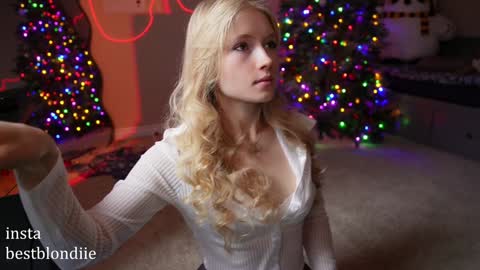 Snapshot of bestblondiiecb chatting on December 2024 05:22:01 PM Chloe Next stream on Friday online show from December 2024 05:22:01 PM