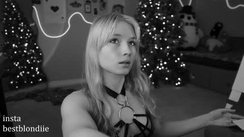 Snapshot of bestblondiiecb chatting on January 2025 05:18:02 PM Chloe Next stream on Friday online show from January 2025 05:18:02 PM