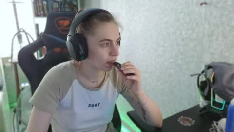 beverly_yay online show from May 2026 10:45:02 AM