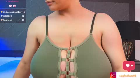 Snapshot of big_tits_in_your_face chatting on February 2025 02:26:01 AM Tell me Sophia online show from February 2025 02:26:01 AM