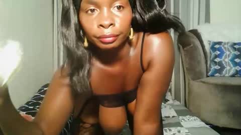 Snapshot of bigbooty_dimples chatting on March 2026 07:21:02 PM Vee online show from March 2026 07:21:02 PM