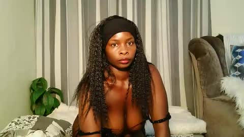Snapshot of bigbooty_dimples chatting on March 2026 12:03:01 AM Vee online show from March 2026 12:03:01 AM