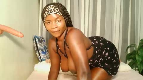 Snapshot of bigbooty_dimples chatting on April 2026 10:48:02 PM Vee online show from April 2026 10:48:02 PM