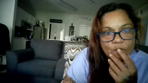 the Mini mami online show from November 2025 05:02:01 PM