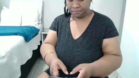 Lona online show from November 2025 04:16:01 AM