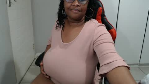 Snapshot of bigtitshornygirlxxx chatting on July 2026 08:52:01 PM Lona online show from July 2026 08:52:01 PM